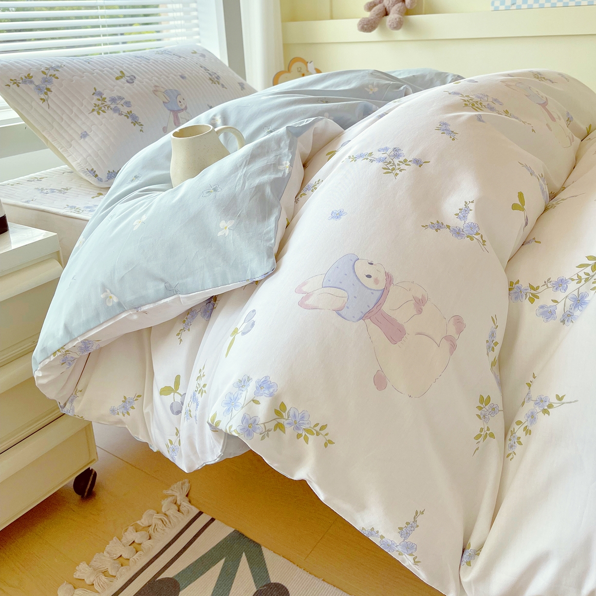 91家纺网 家纺一手货源 找家纺 金鑫汇家纺2025新款A类宿舍全棉印花床盖三件套 花丛兔