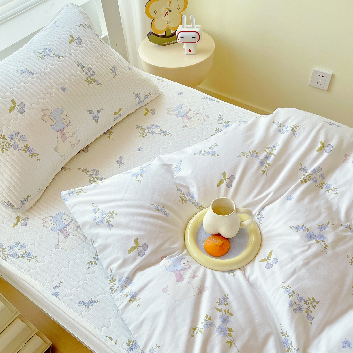 91家纺网 家纺一手货源 找家纺 金鑫汇家纺2025新款A类宿舍全棉印花床盖三件套 花丛兔