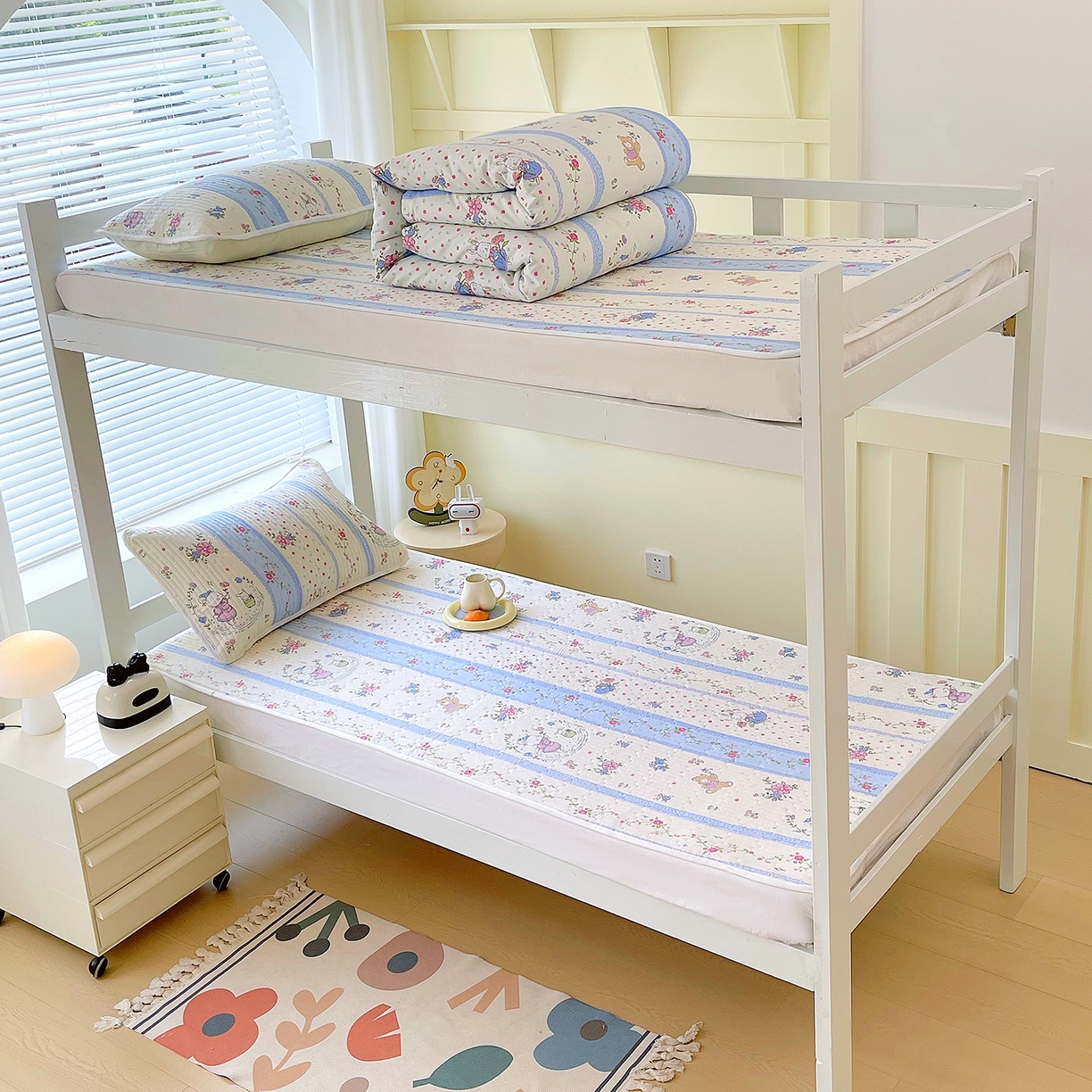 91家纺网 家纺一手货源 找家纺 金鑫汇家纺2025新款A类宿舍全棉印花床盖三件套 快乐萌兔