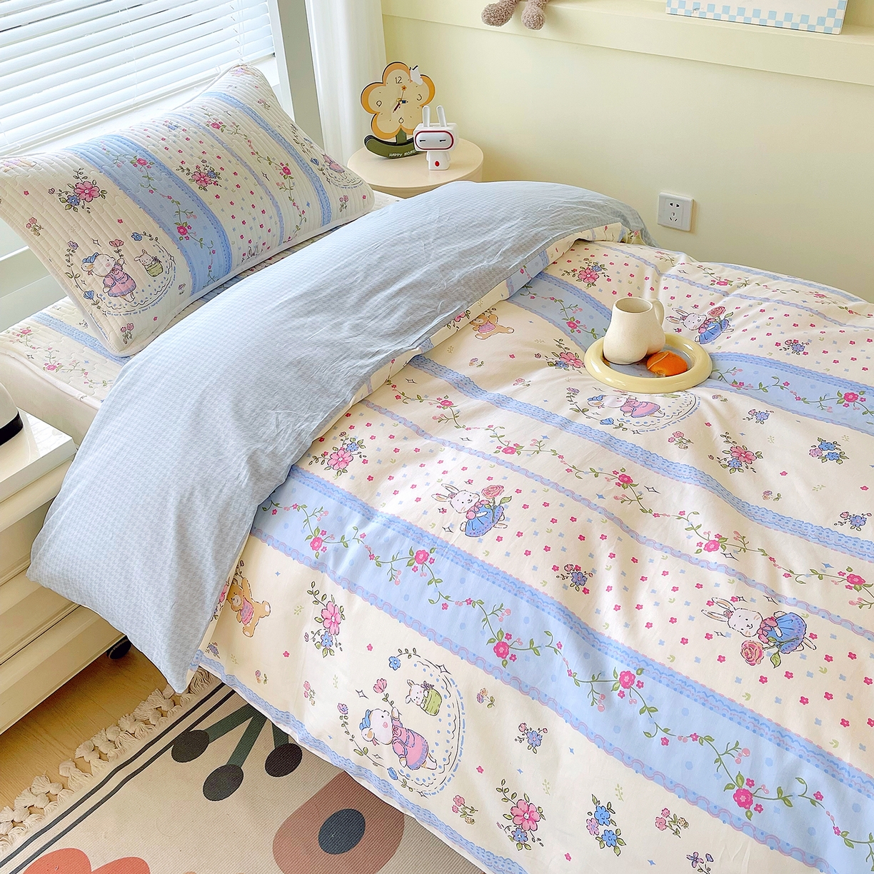 91家纺网 家纺一手货源 找家纺 金鑫汇家纺2025新款A类宿舍全棉印花床盖三件套 快乐萌兔