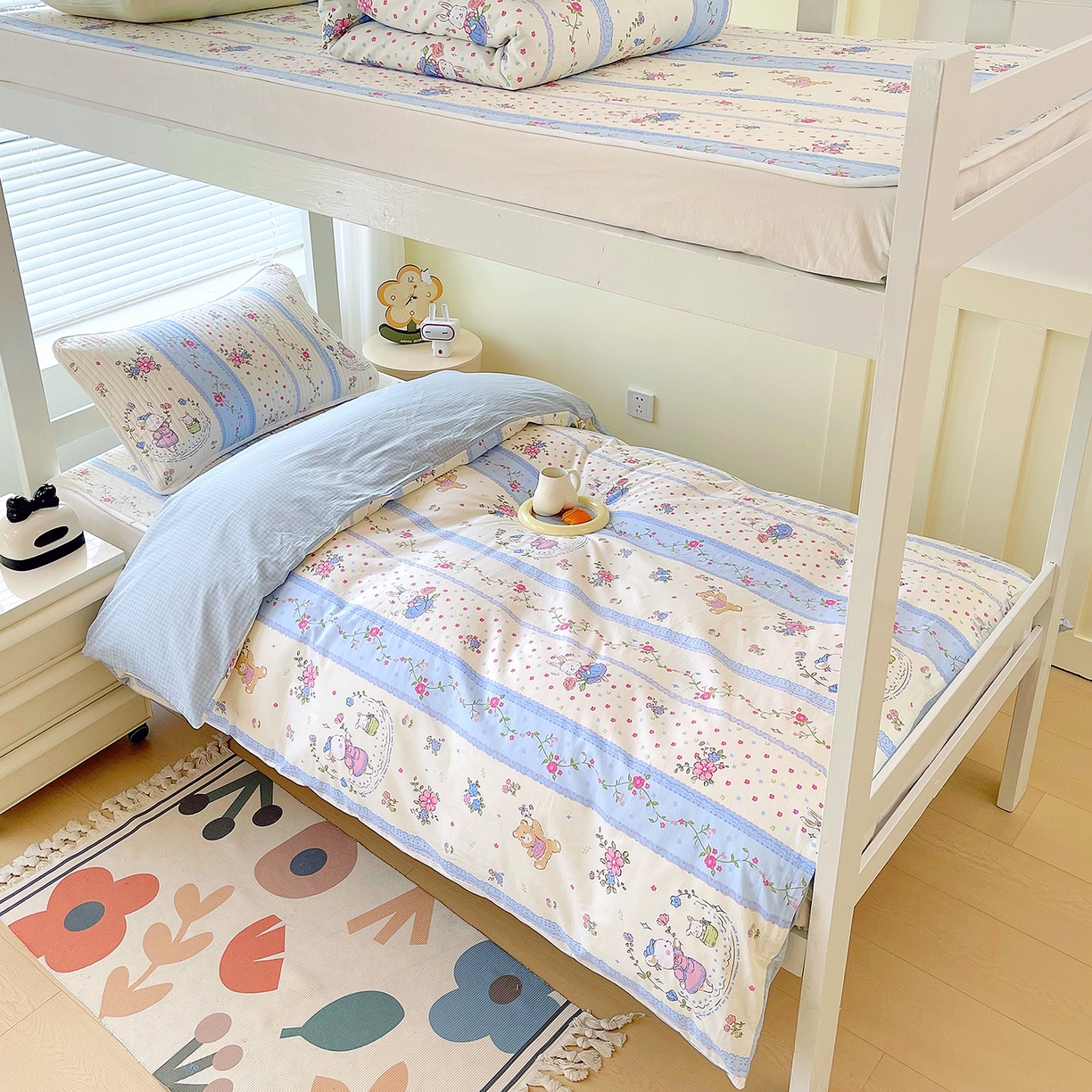 91家纺网 家纺一手货源 找家纺 金鑫汇家纺2025新款A类宿舍全棉印花床盖三件套 快乐萌兔