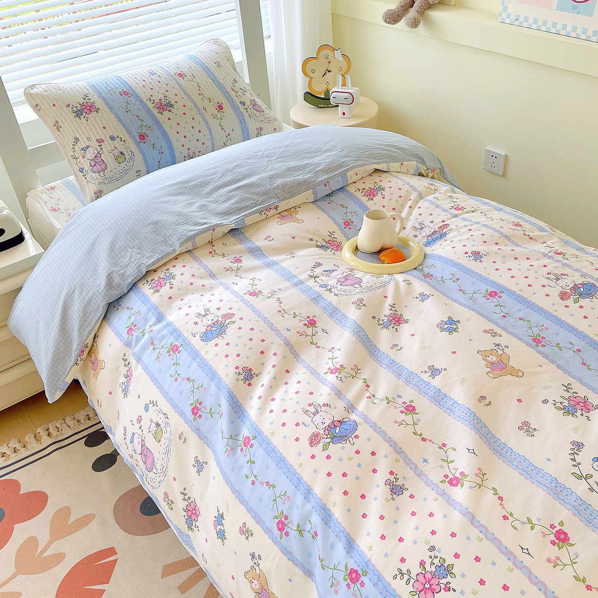 91家纺网 家纺一手货源 找家纺 金鑫汇家纺2025新款A类宿舍全棉印花床盖三件套 快乐萌兔