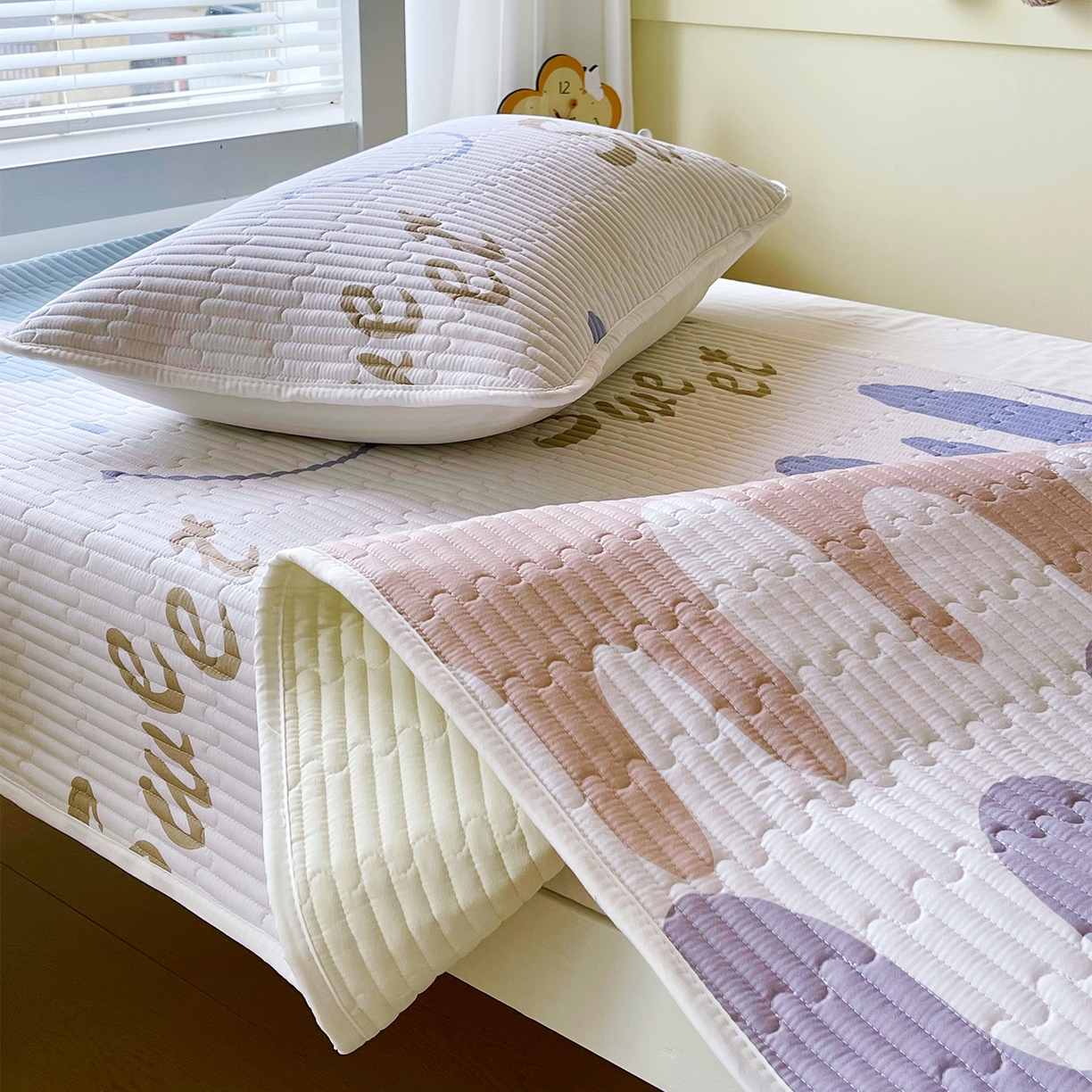 91家纺网 家纺一手货源 找家纺 金鑫汇家纺2025新款A类宿舍全棉印花床盖三件套 奶油粉