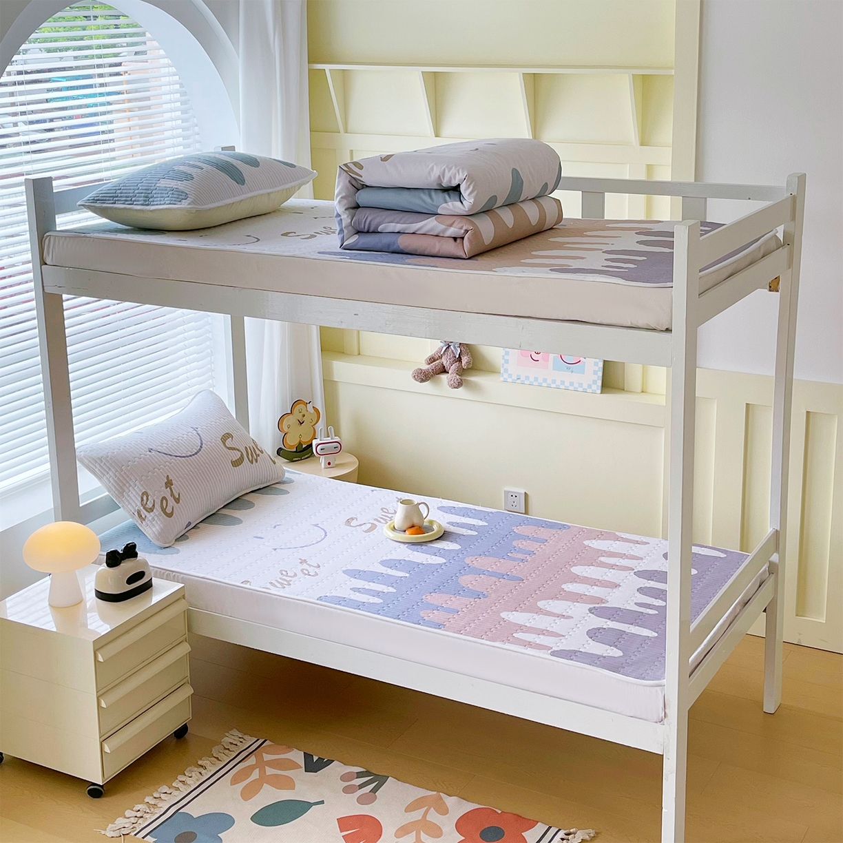 91家纺网 家纺一手货源 找家纺 金鑫汇家纺2025新款A类宿舍全棉印花床盖三件套 奶油粉