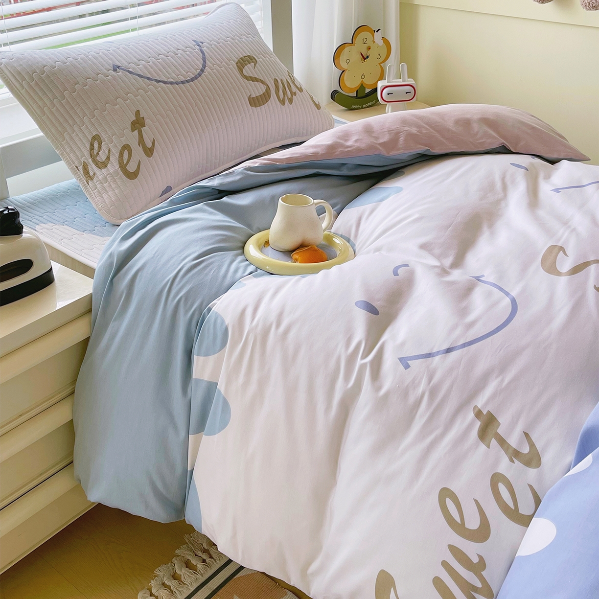 91家纺网 家纺一手货源 找家纺 金鑫汇家纺2025新款A类宿舍全棉印花床盖三件套 奶油粉