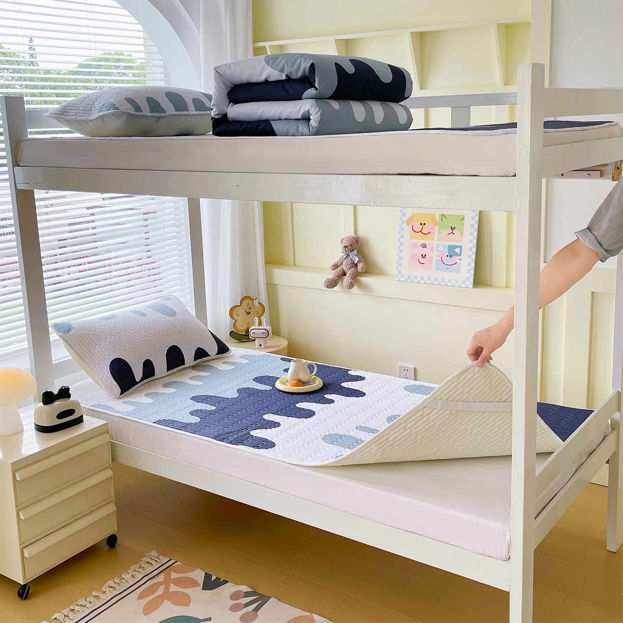 91家纺网 家纺一手货源 找家纺 金鑫汇家纺2025新款A类宿舍全棉印花床盖三件套 奶油蓝