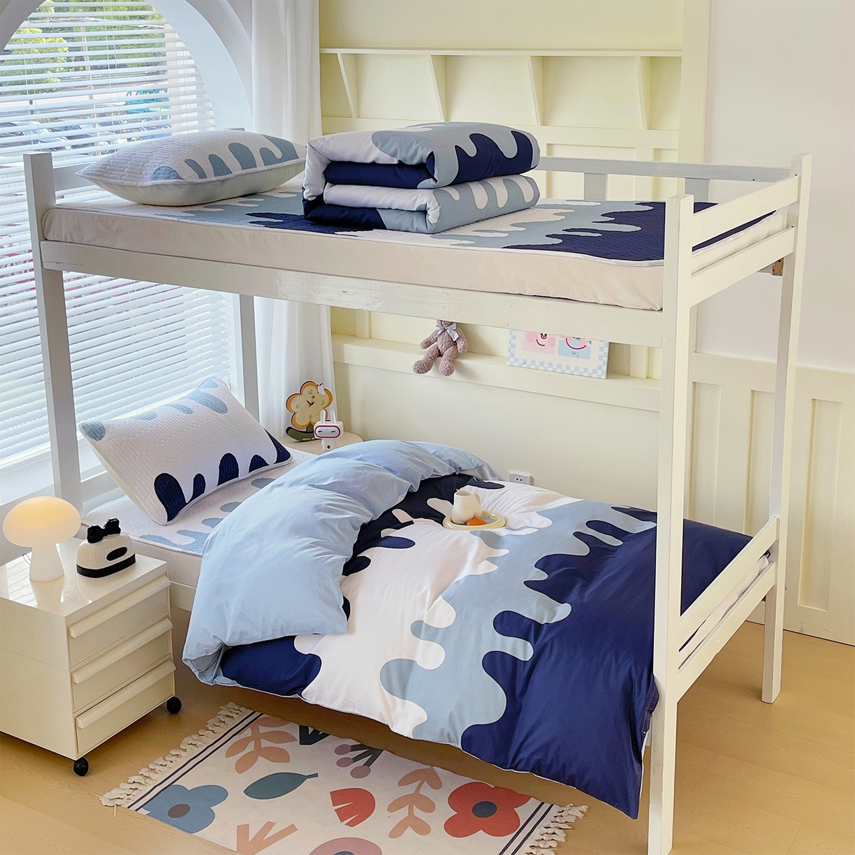 91家纺网 家纺一手货源 找家纺 金鑫汇家纺2025新款A类宿舍全棉印花床盖三件套 奶油蓝