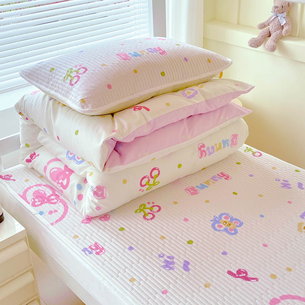 91家纺网 家纺一手货源 找家纺 金鑫汇家纺2025新款A类宿舍全棉印花床盖三件套 奇趣小兔