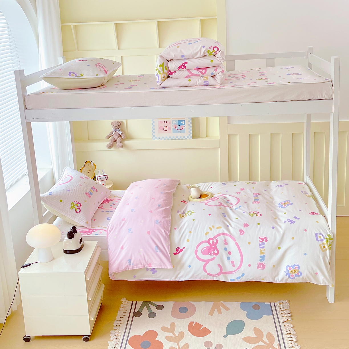 91家纺网 家纺一手货源 找家纺 金鑫汇家纺2025新款A类宿舍全棉印花床盖三件套 奇趣小兔