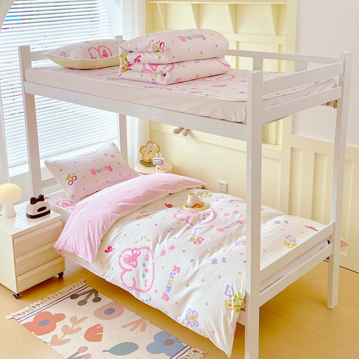 91家纺网 家纺一手货源 找家纺 金鑫汇家纺2025新款A类宿舍全棉印花床盖三件套 奇趣小兔