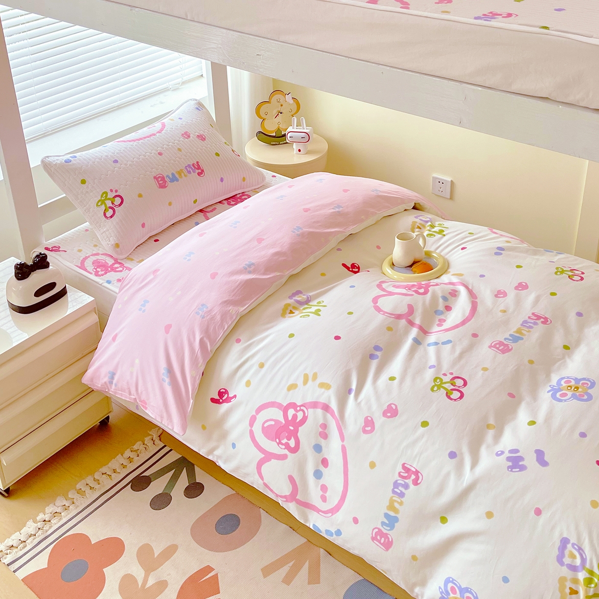 91家纺网 家纺一手货源 找家纺 金鑫汇家纺2025新款A类宿舍全棉印花床盖三件套 奇趣小兔