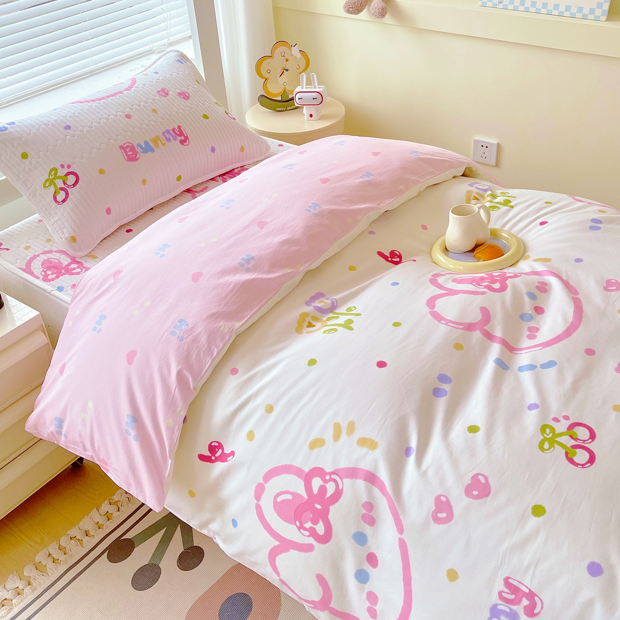 91家纺网 家纺一手货源 找家纺 金鑫汇家纺2025新款A类宿舍全棉印花床盖三件套 奇趣小兔