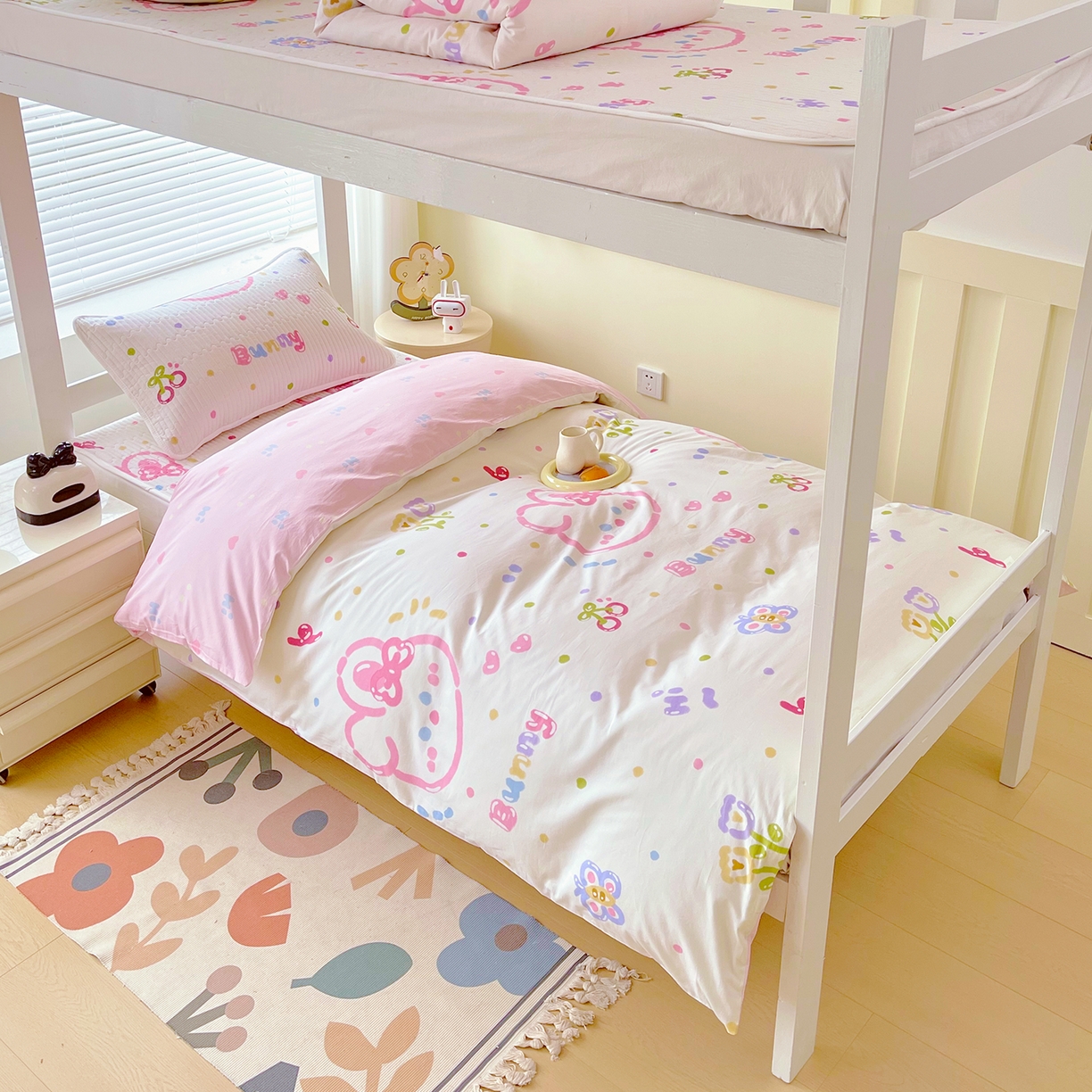 91家纺网 家纺一手货源 找家纺 金鑫汇家纺2025新款A类宿舍全棉印花床盖三件套 奇趣小兔