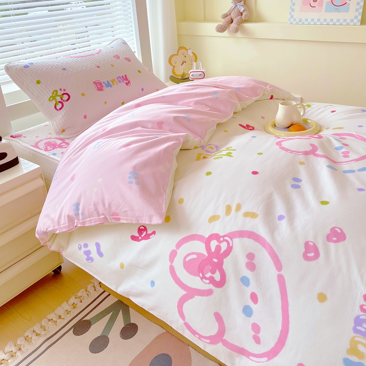 91家纺网 家纺一手货源 找家纺 金鑫汇家纺2025新款A类宿舍全棉印花床盖三件套 奇趣小兔