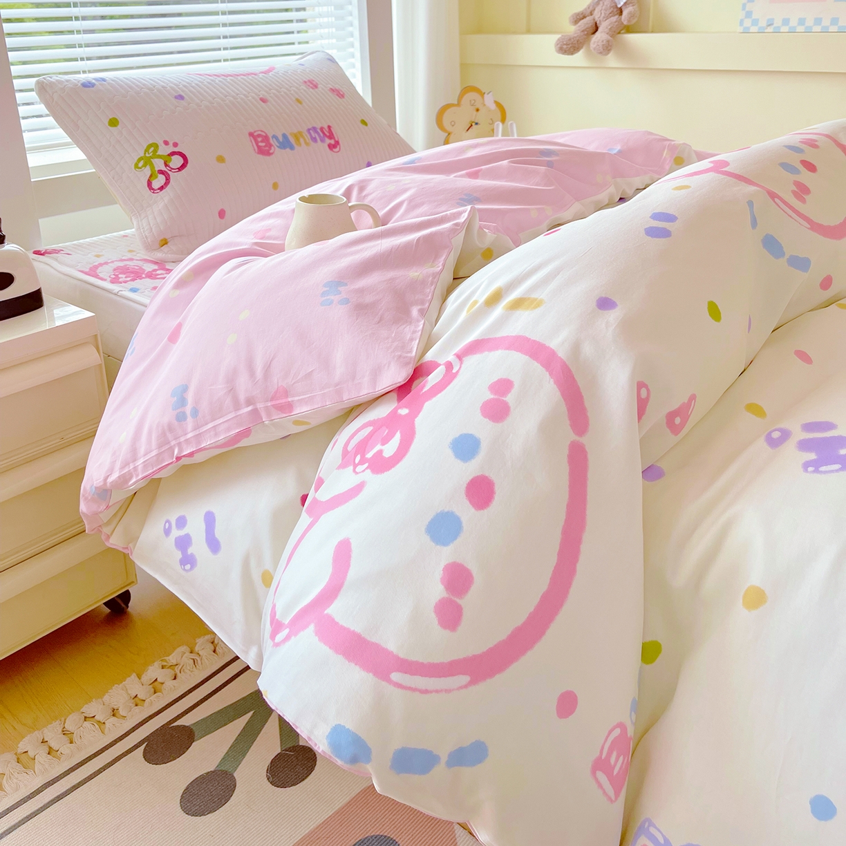 91家纺网 家纺一手货源 找家纺 金鑫汇家纺2025新款A类宿舍全棉印花床盖三件套 奇趣小兔