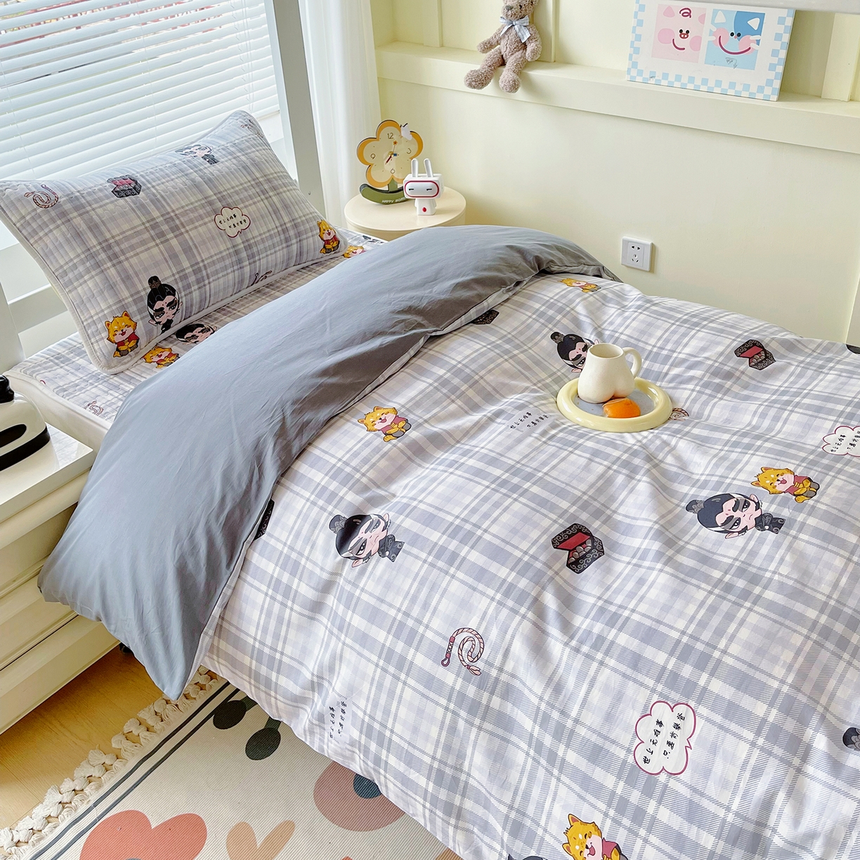 91家纺网 家纺一手货源 找家纺 金鑫汇家纺2025新款A类宿舍全棉印花床盖三件套 无畏申公豹·灰