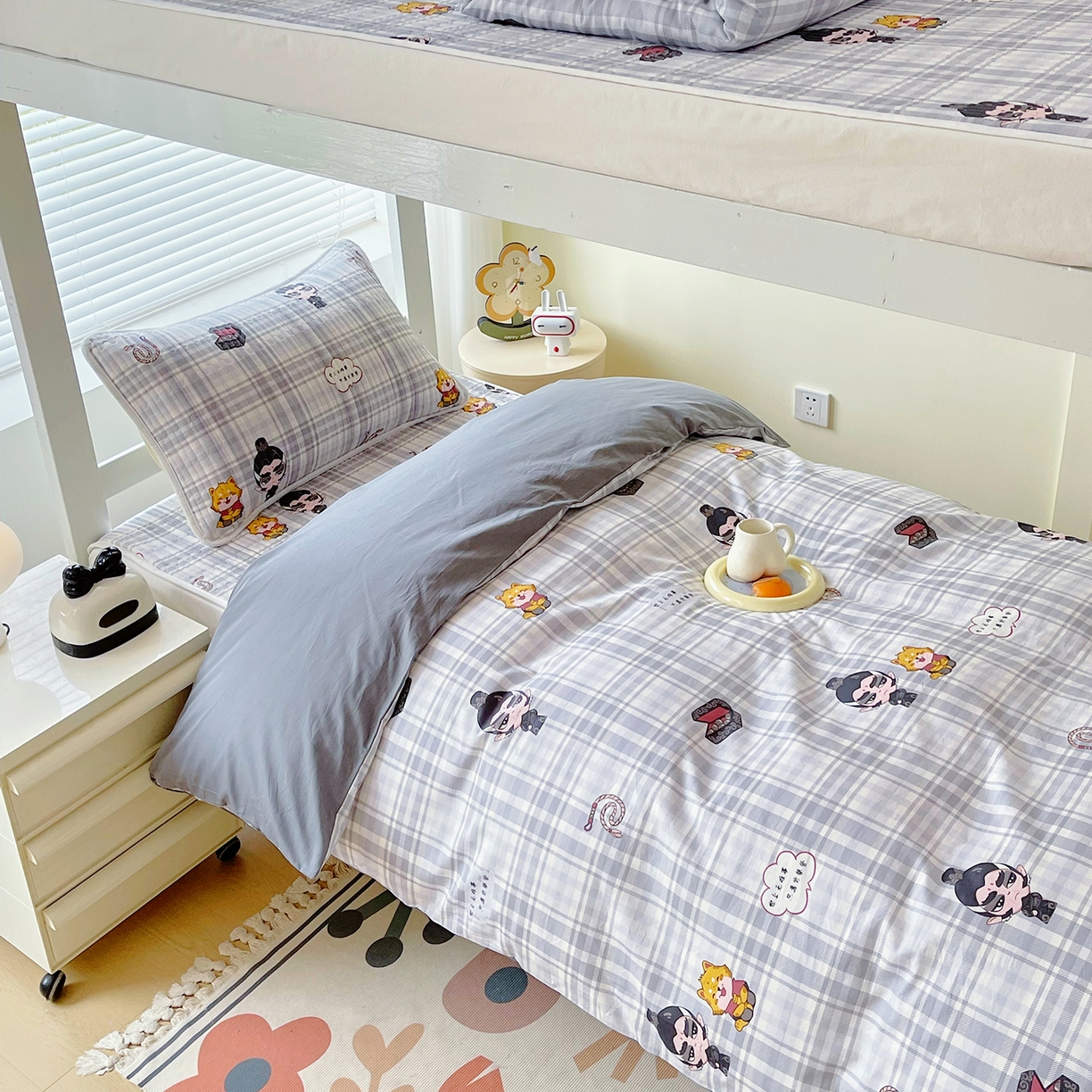 91家纺网 家纺一手货源 找家纺 金鑫汇家纺2025新款A类宿舍全棉印花床盖三件套 无畏申公豹·灰