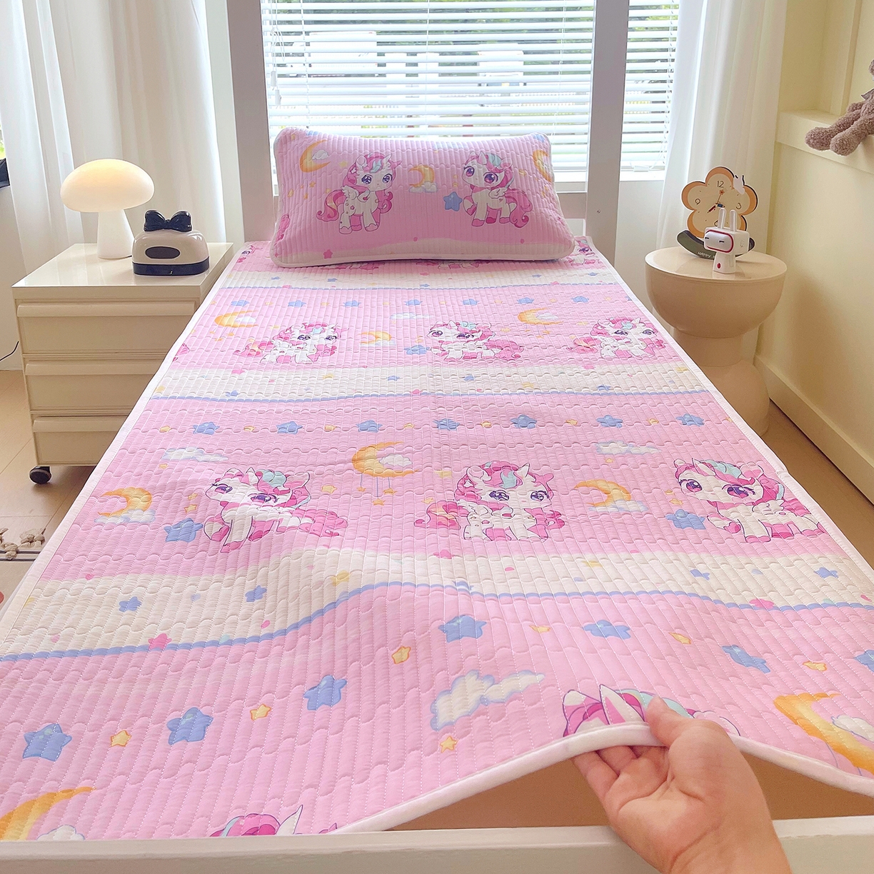 91家纺网 家纺一手货源 找家纺 金鑫汇家纺2025新款A类宿舍全棉印花床盖三件套 小马莉尔