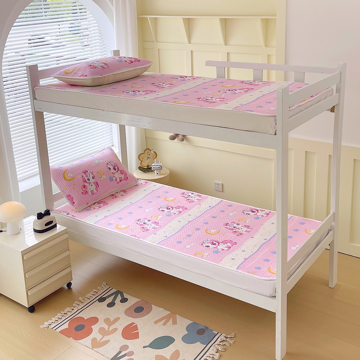 91家纺网 家纺一手货源 找家纺 金鑫汇家纺2025新款A类宿舍全棉印花床盖三件套 小马莉尔