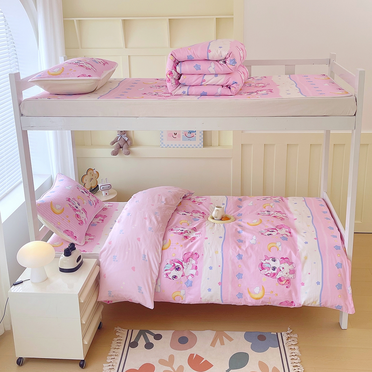 91家纺网 家纺一手货源 找家纺 金鑫汇家纺2025新款A类宿舍全棉印花床盖三件套 小马莉尔