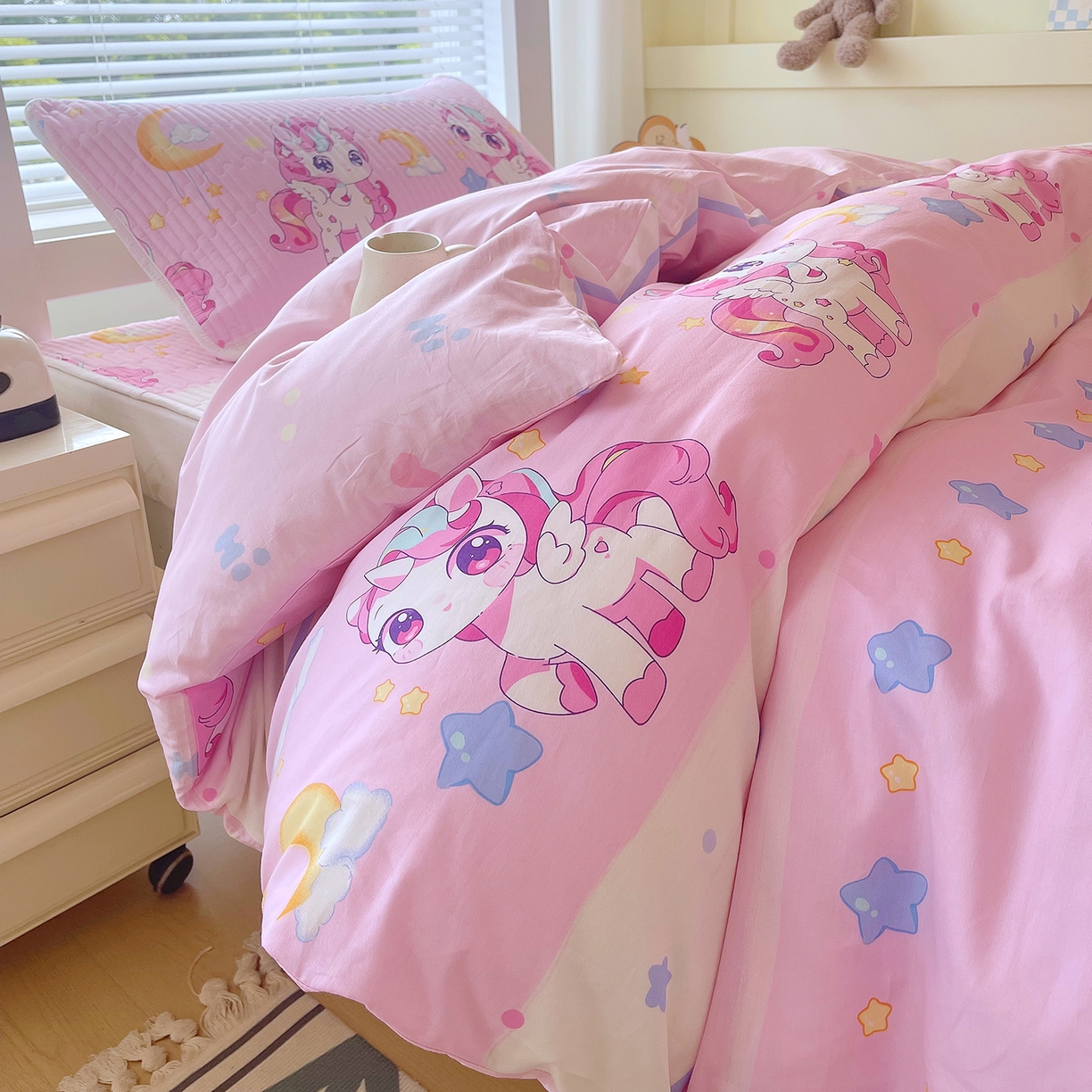 91家纺网 家纺一手货源 找家纺 金鑫汇家纺2025新款A类宿舍全棉印花床盖三件套 小马莉尔