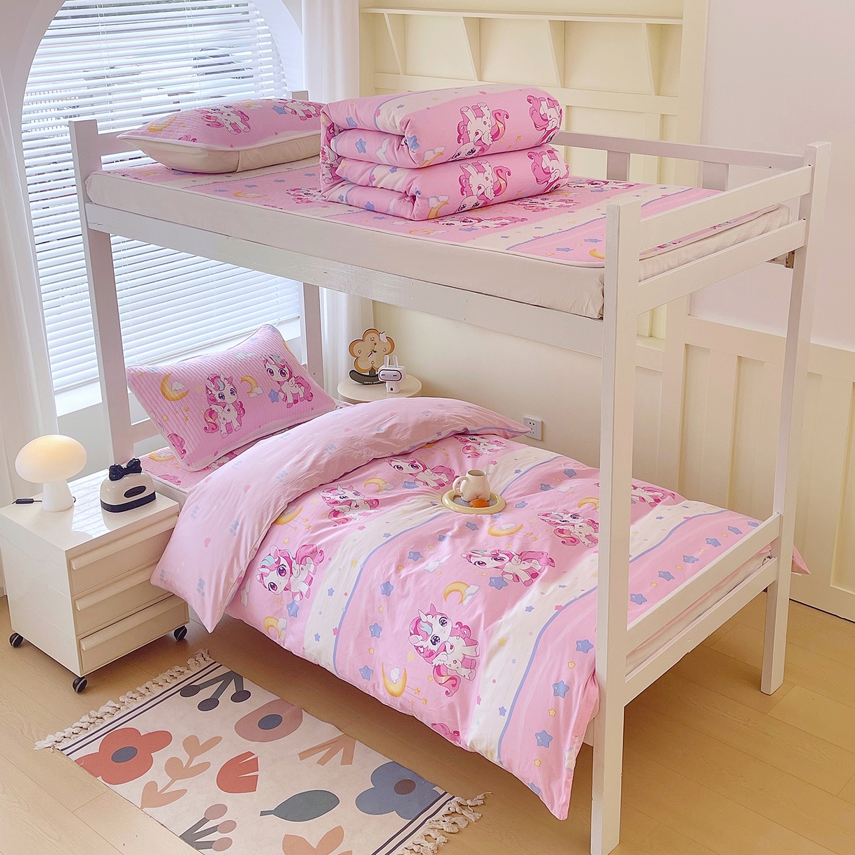 91家纺网 家纺一手货源 找家纺 金鑫汇家纺2025新款A类宿舍全棉印花床盖三件套 小马莉尔