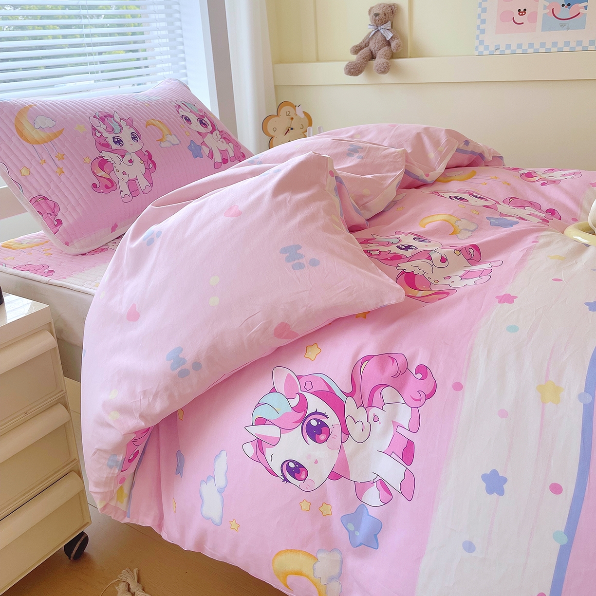 91家纺网 家纺一手货源 找家纺 金鑫汇家纺2025新款A类宿舍全棉印花床盖三件套 小马莉尔