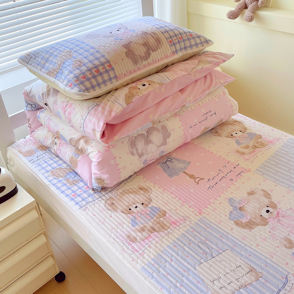 91家纺网 家纺一手货源 找家纺 金鑫汇家纺2025新款A类宿舍全棉印花床盖三件套 熊熊精灵