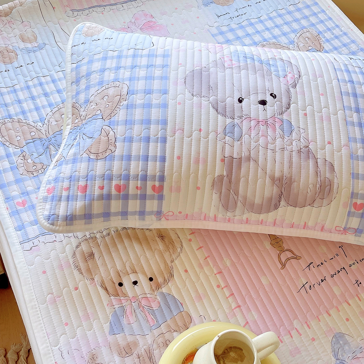 91家纺网 家纺一手货源 找家纺 金鑫汇家纺2025新款A类宿舍全棉印花床盖三件套 熊熊精灵