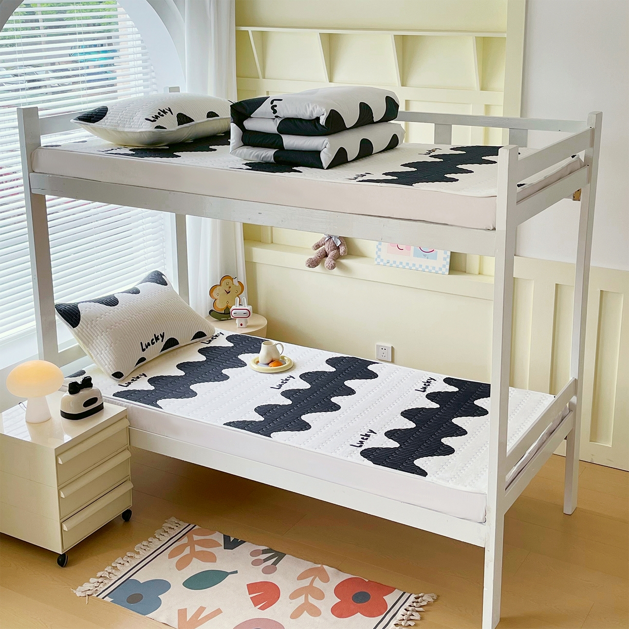 91家纺网 家纺一手货源 找家纺 金鑫汇家纺2025新款A类全棉学生宿舍床盖系列单品 波浪世界