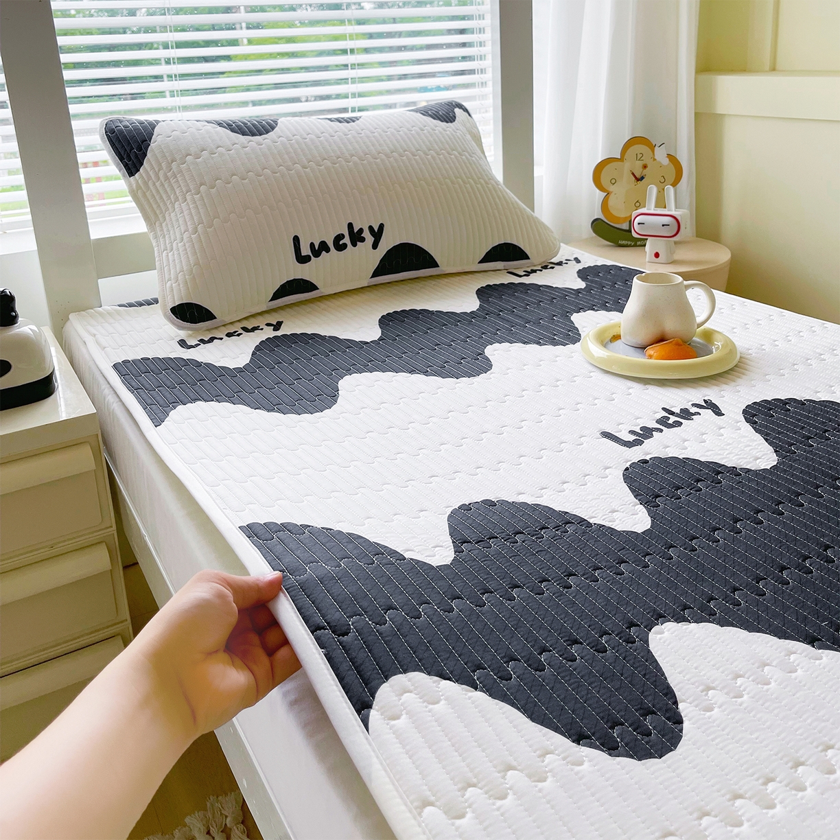 91家纺网 家纺一手货源 找家纺 金鑫汇家纺2025新款A类全棉学生宿舍床盖系列单品 波浪世界