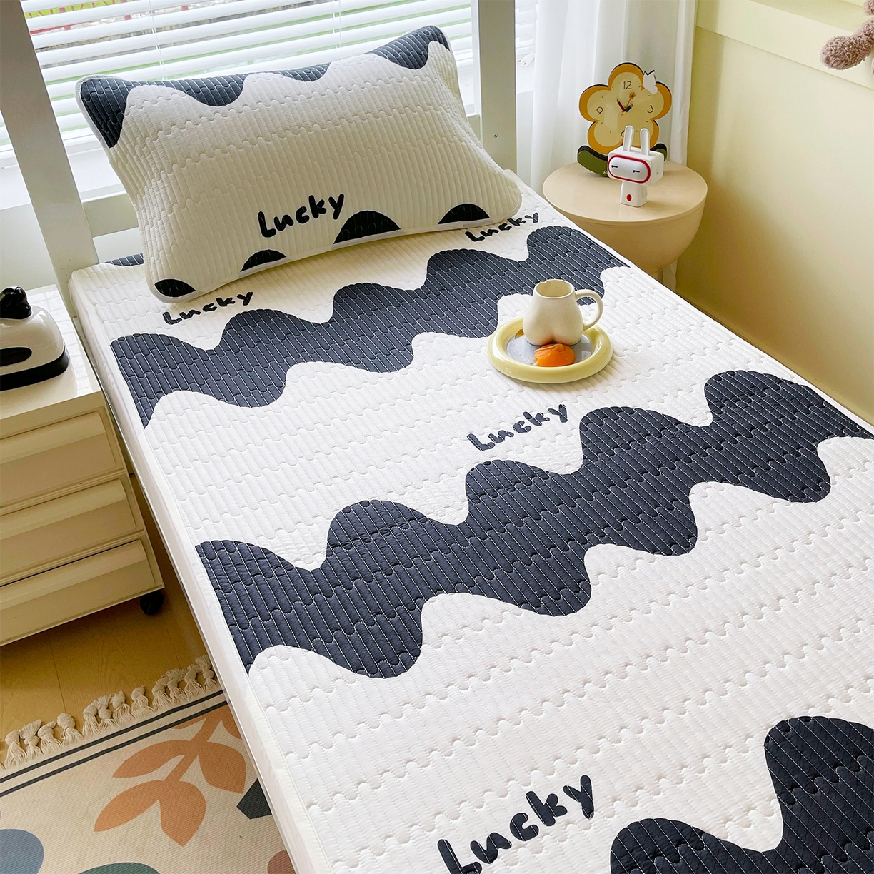 91家纺网 家纺一手货源 找家纺 金鑫汇家纺2025新款A类全棉学生宿舍床盖系列单品 波浪世界