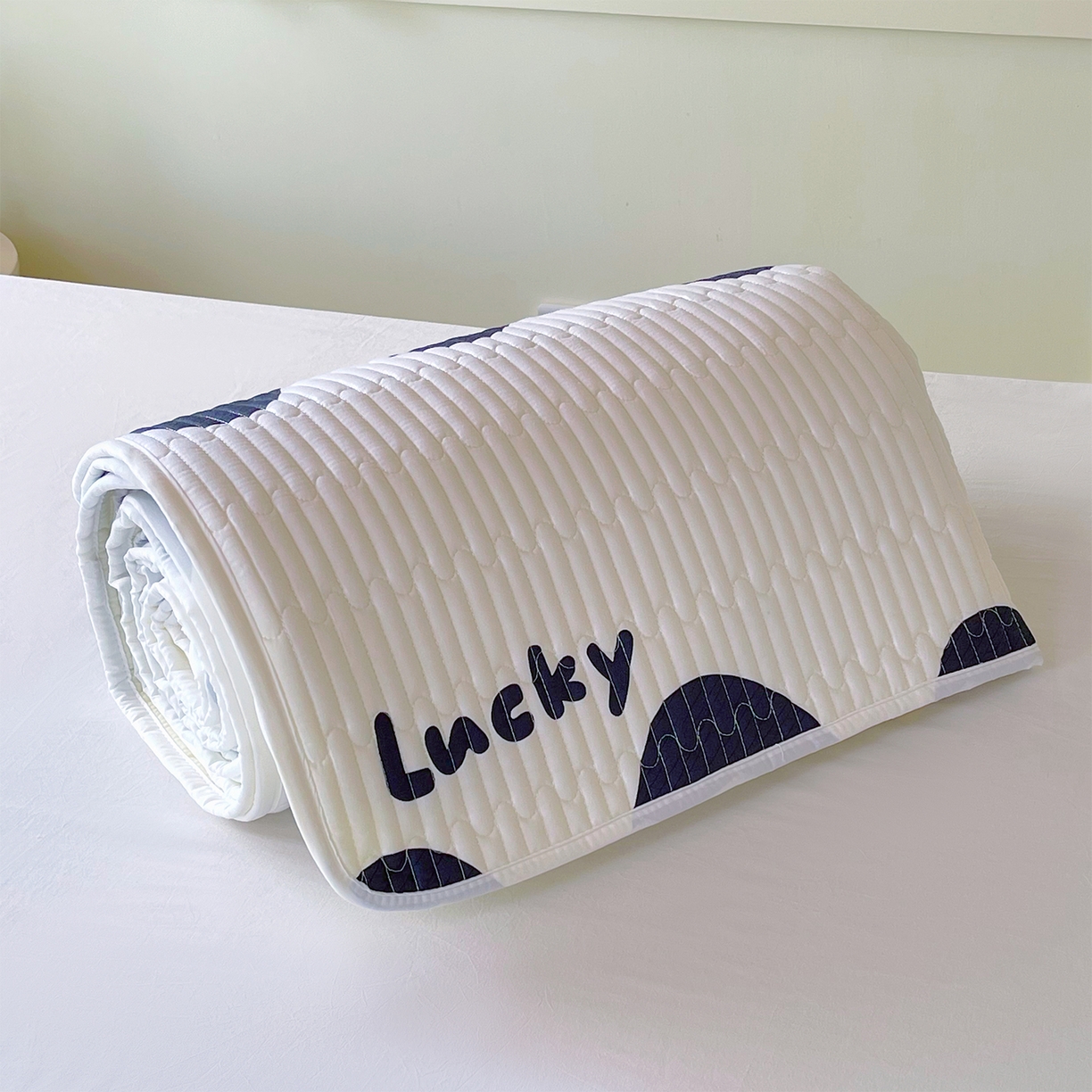 91家纺网 家纺一手货源 找家纺 金鑫汇家纺2025新款A类全棉学生宿舍床盖系列单品 波浪世界