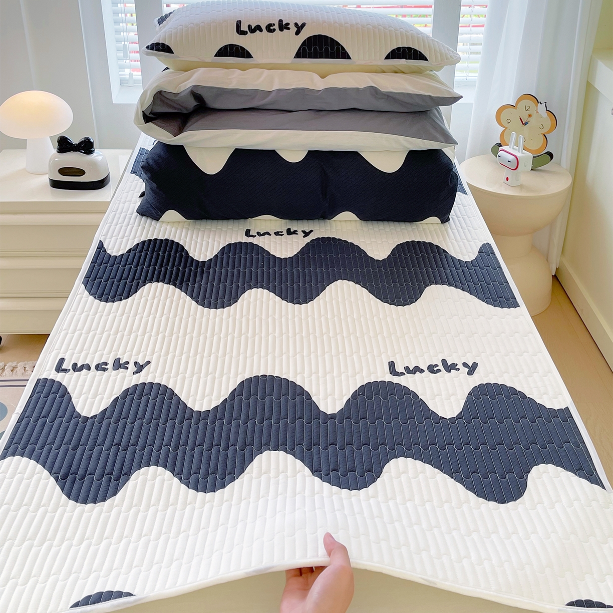 91家纺网 家纺一手货源 找家纺 金鑫汇家纺2025新款A类全棉学生宿舍床盖系列单品 波浪世界