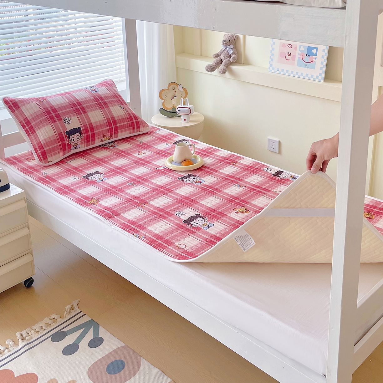 91家纺网 家纺一手货源 找家纺 金鑫汇家纺2025新款A类全棉学生宿舍床盖系列单品 传奇哪吒·红