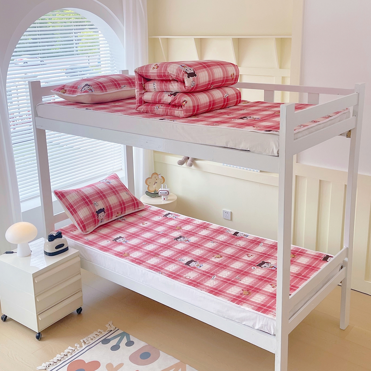 91家纺网 家纺一手货源 找家纺 金鑫汇家纺2025新款A类全棉学生宿舍床盖系列单品 传奇哪吒·红