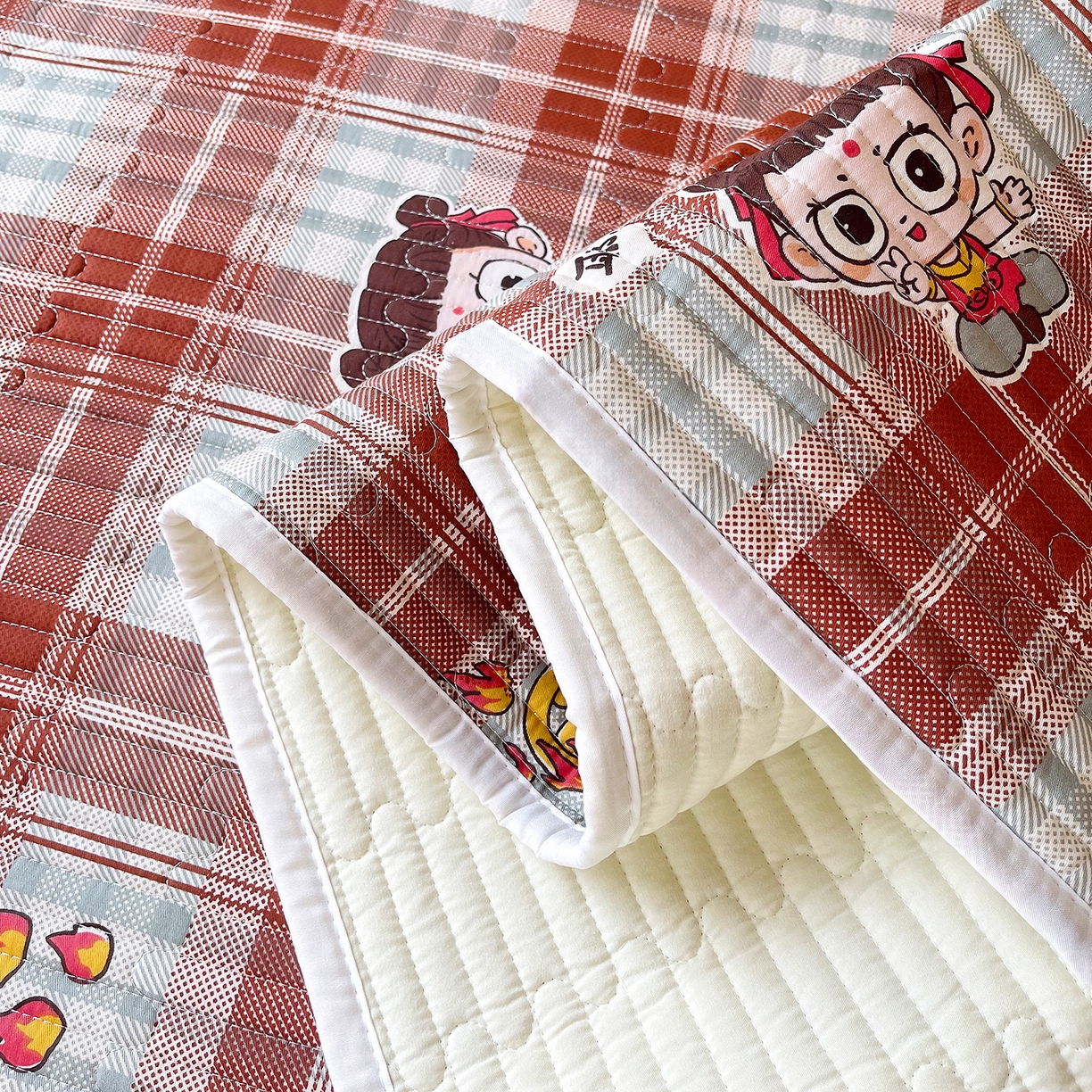 91家纺网 家纺一手货源 找家纺 金鑫汇家纺2025新款A类全棉学生宿舍床盖系列单品 传奇哪吒·棕