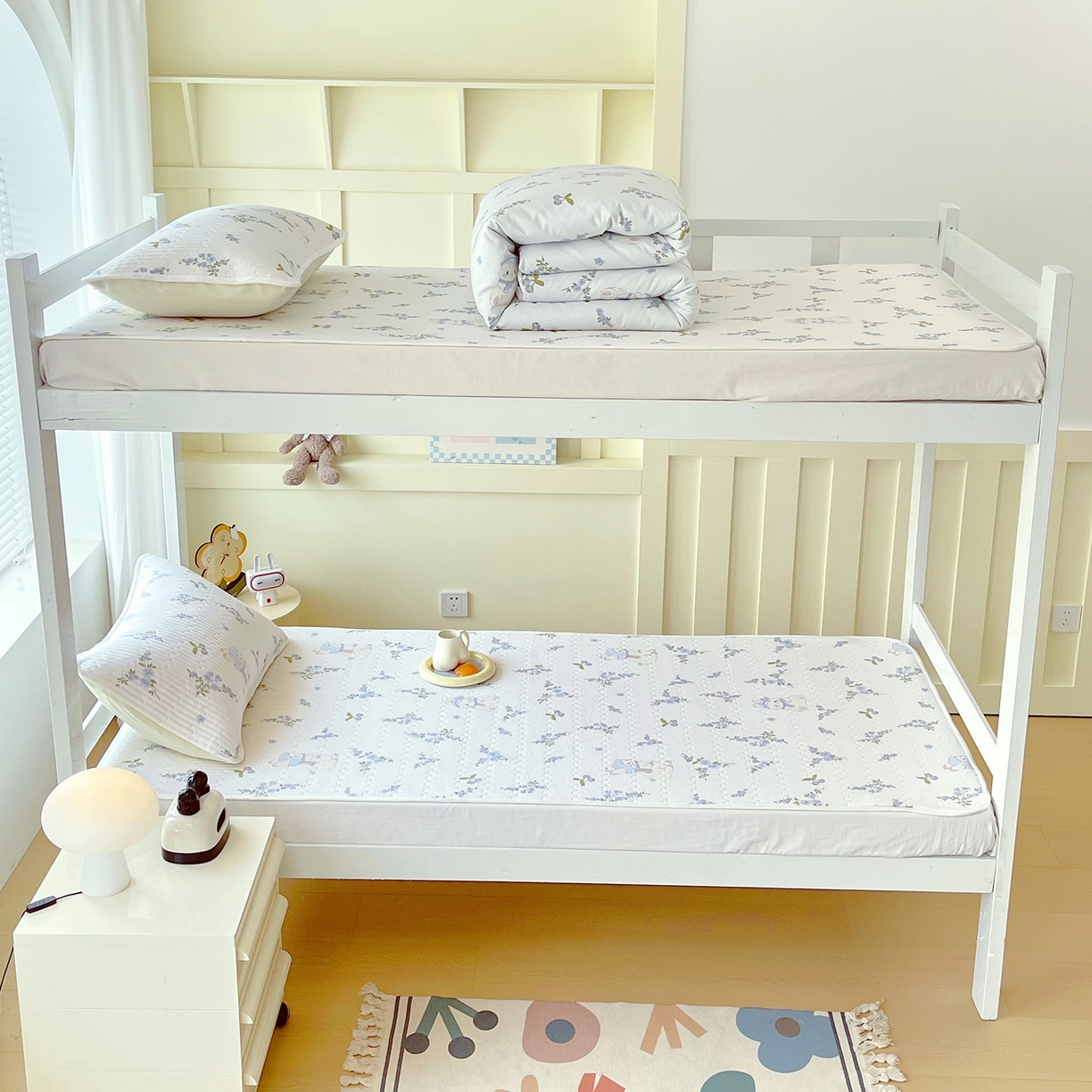 91家纺网 家纺一手货源 找家纺 金鑫汇家纺2025新款A类全棉学生宿舍床盖系列单品 花丛兔