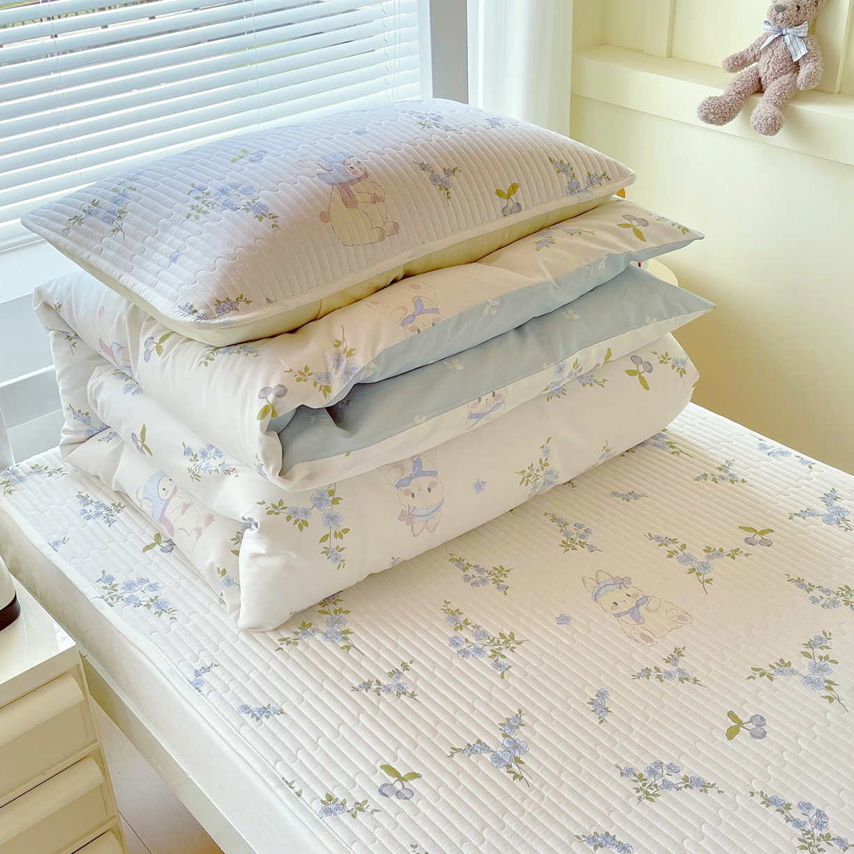 91家纺网 家纺一手货源 找家纺 金鑫汇家纺2025新款A类全棉学生宿舍床盖系列单品 花丛兔