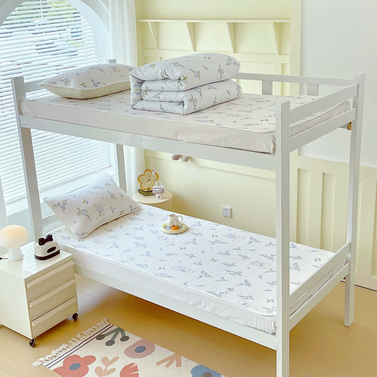 91家纺网 家纺一手货源 找家纺 金鑫汇家纺2025新款A类全棉学生宿舍床盖系列单品 花丛兔