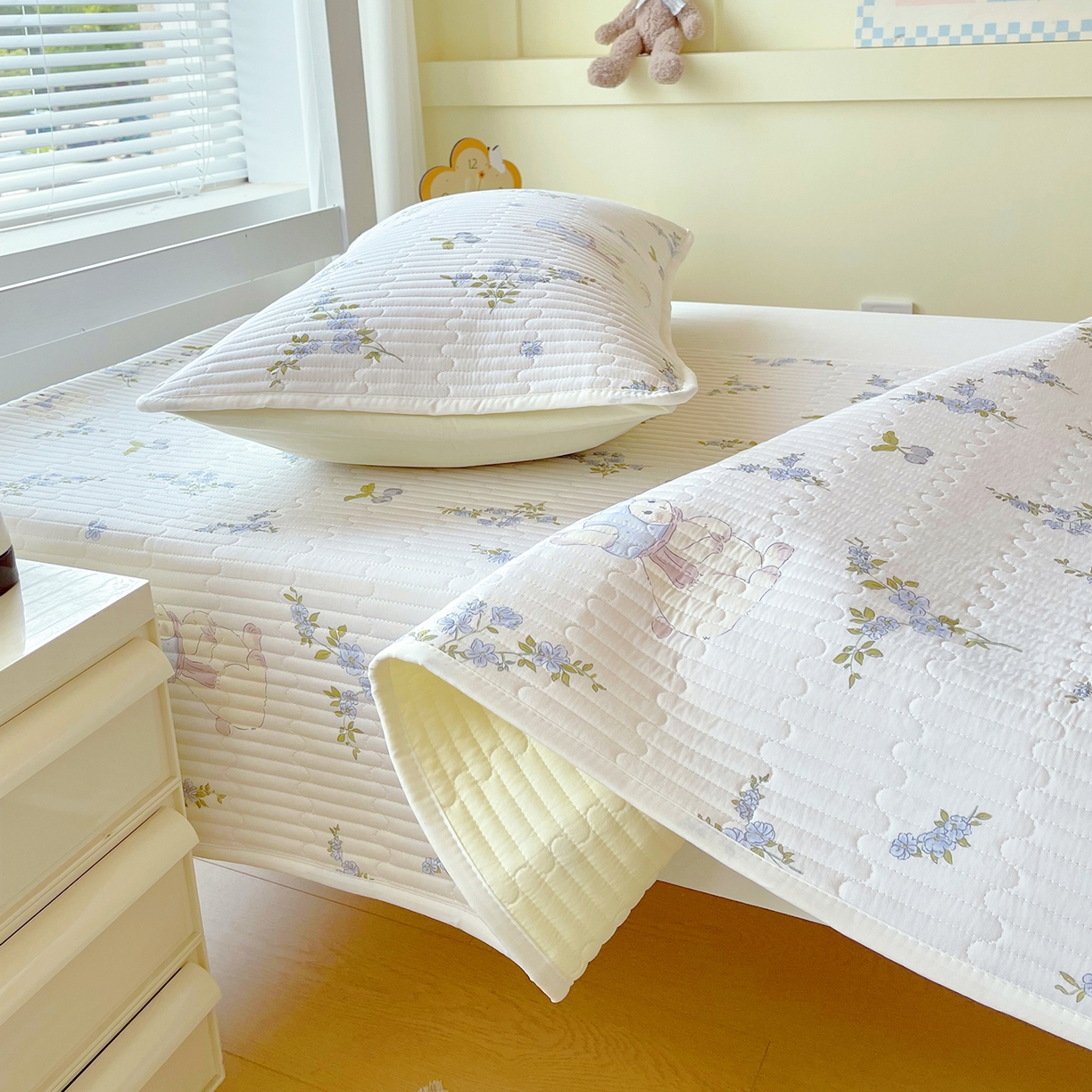 91家纺网 家纺一手货源 找家纺 金鑫汇家纺2025新款A类全棉学生宿舍床盖系列单品 花丛兔