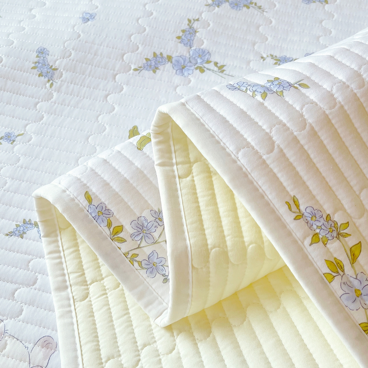 91家纺网 家纺一手货源 找家纺 金鑫汇家纺2025新款A类全棉学生宿舍床盖系列单品 花丛兔