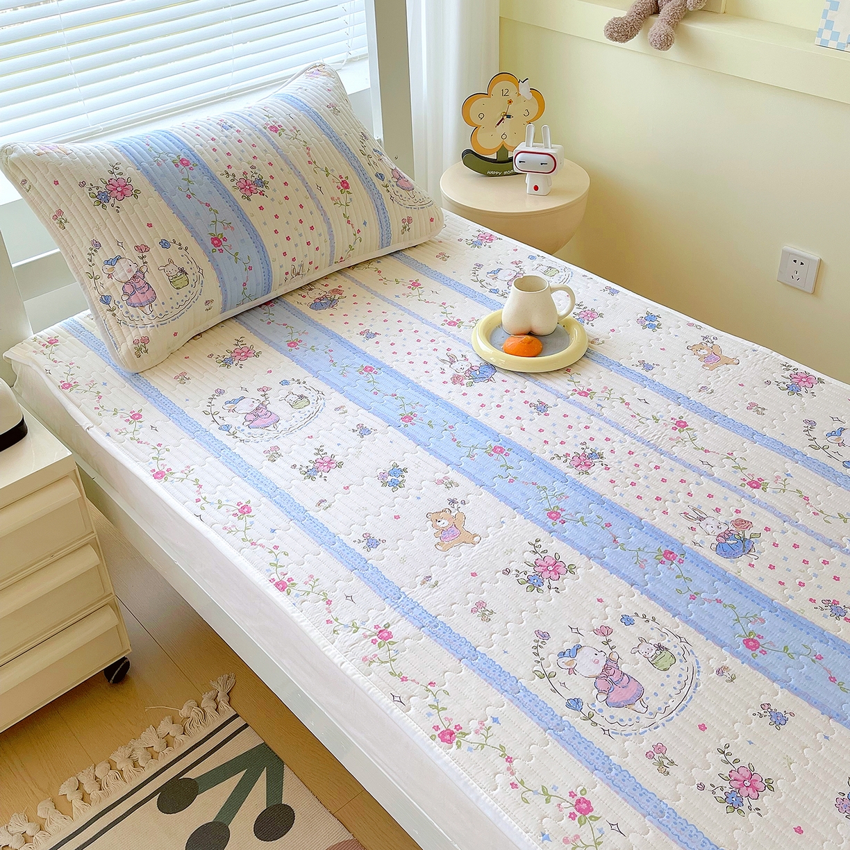 91家纺网 家纺一手货源 找家纺 金鑫汇家纺2025新款A类全棉学生宿舍床盖系列单品 快乐萌兔