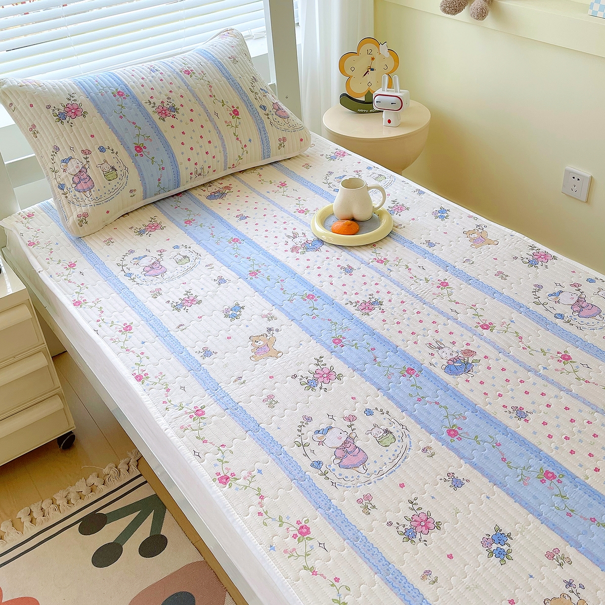 91家纺网 家纺一手货源 找家纺 金鑫汇家纺2025新款A类全棉学生宿舍床盖系列单品 快乐萌兔