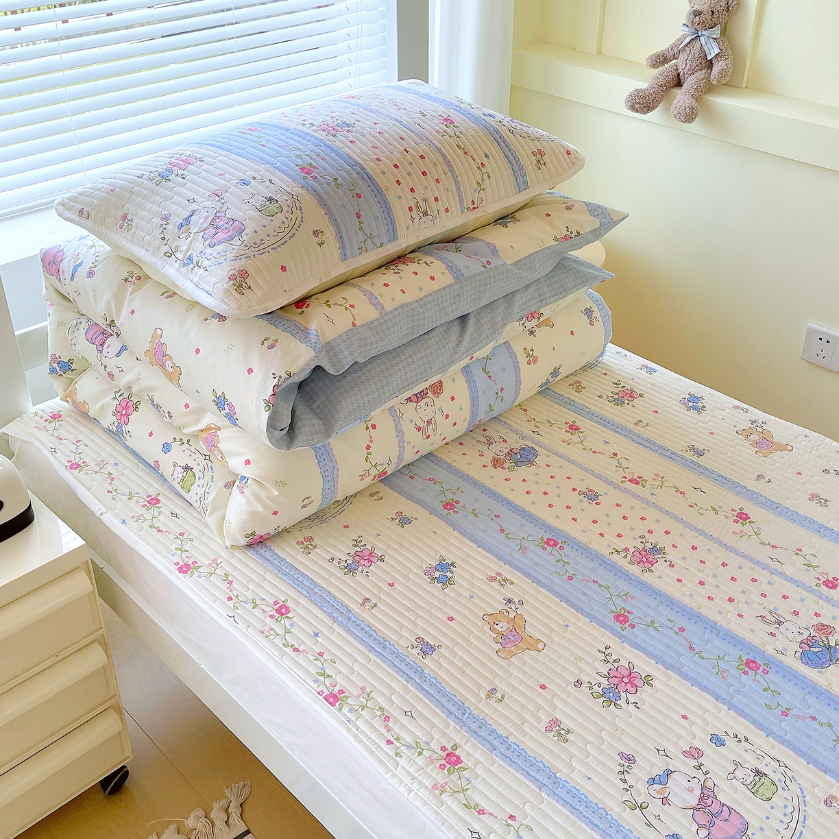 91家纺网 家纺一手货源 找家纺 金鑫汇家纺2025新款A类全棉学生宿舍床盖系列单品 快乐萌兔