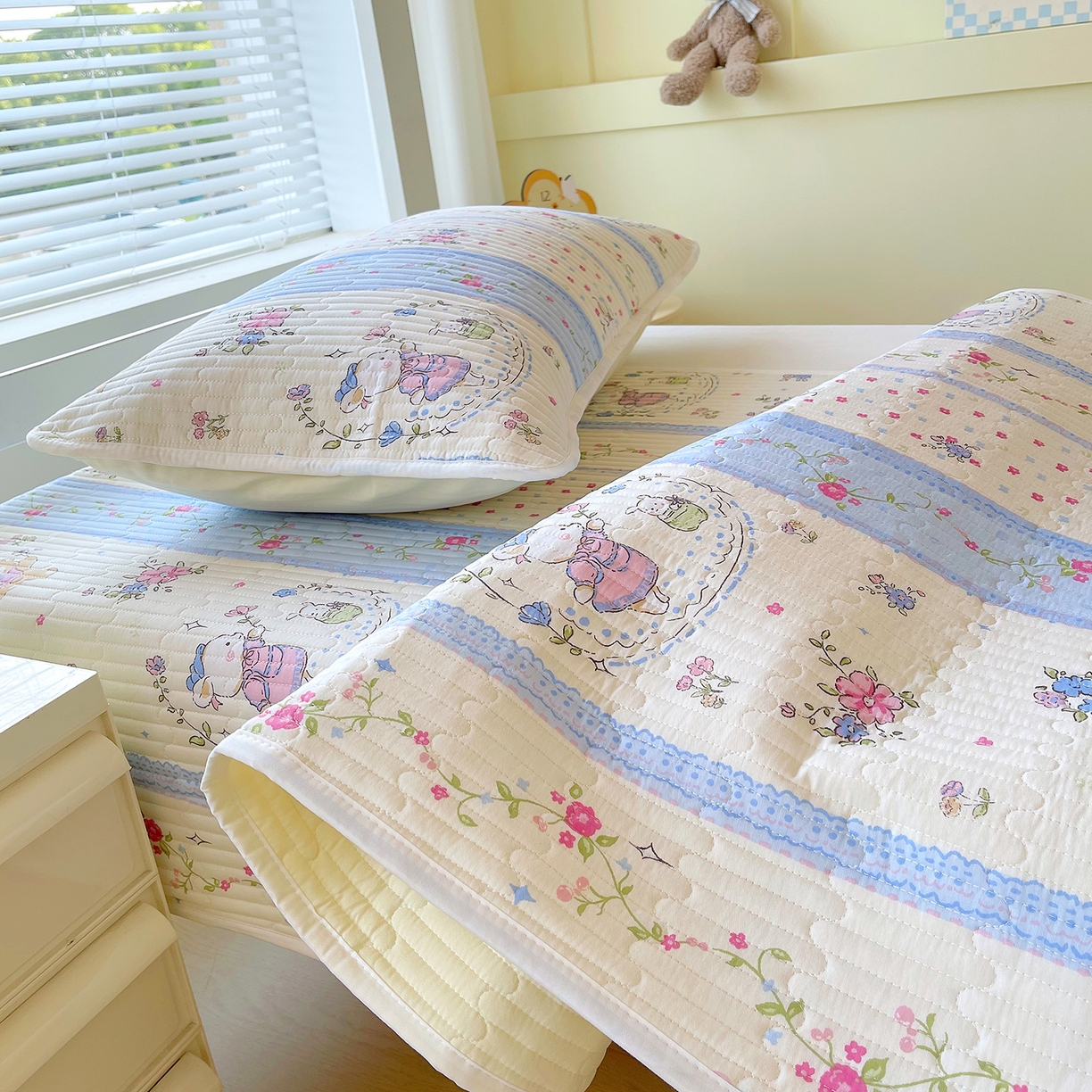 91家纺网 家纺一手货源 找家纺 金鑫汇家纺2025新款A类全棉学生宿舍床盖系列单品 快乐萌兔