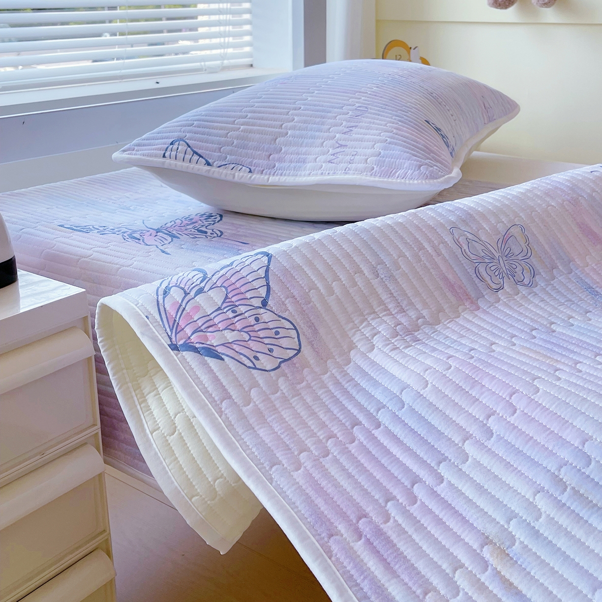 91家纺网 家纺一手货源 找家纺 金鑫汇家纺2025新款A类全棉学生宿舍床盖系列单品 梦蝶