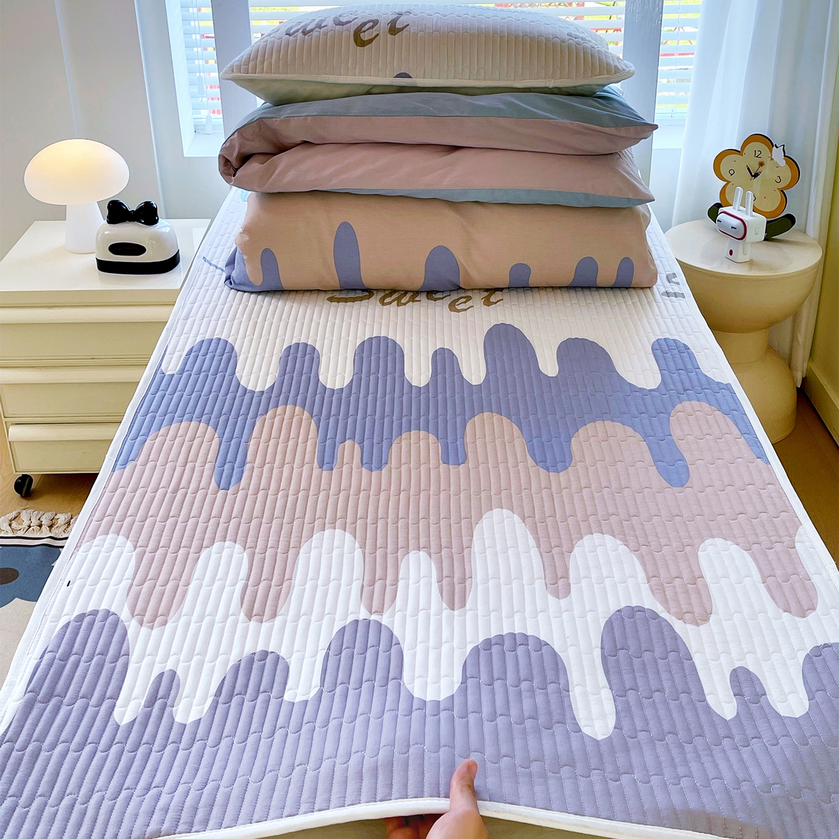 91家纺网 家纺一手货源 找家纺 金鑫汇家纺2025新款A类全棉学生宿舍床盖系列单品 奶油粉