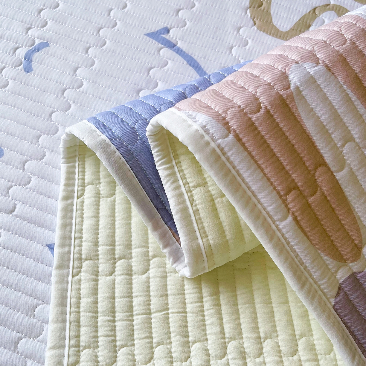 91家纺网 家纺一手货源 找家纺 金鑫汇家纺2025新款A类全棉学生宿舍床盖系列单品 奶油粉