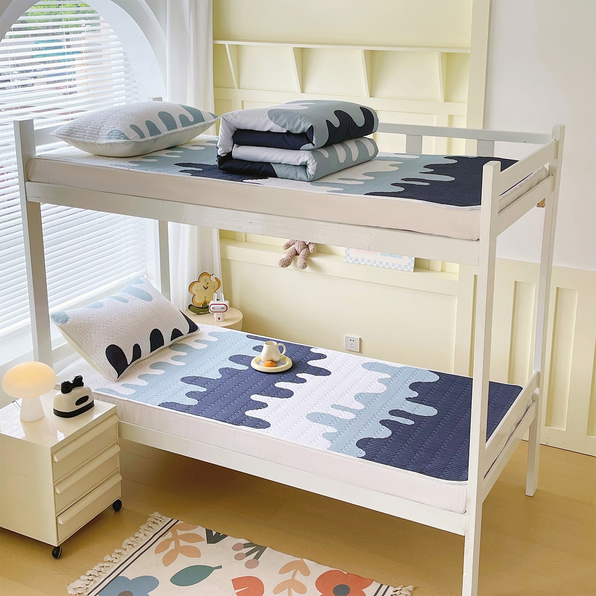 91家纺网 家纺一手货源 找家纺 金鑫汇家纺2025新款A类全棉学生宿舍床盖系列单品 奶油蓝